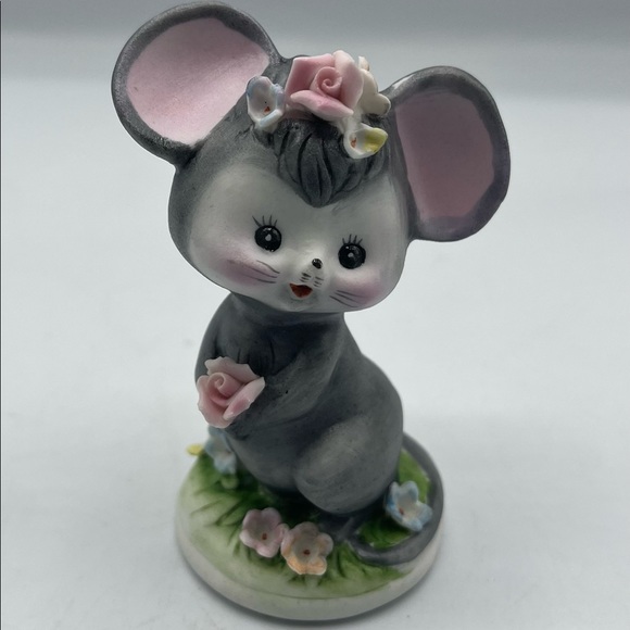 Vintage Ceramic Mouse Figurine with flowers. - Picture 1 of 3
